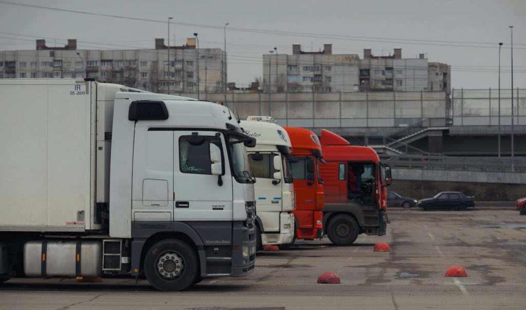 Los camiones están estacionados en fila en un aparcamiento.